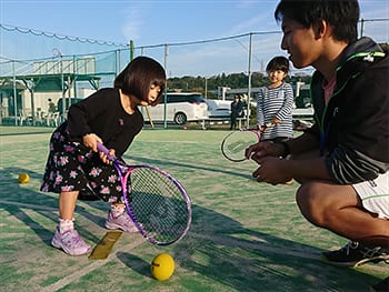西鎌倉テニスクラブキッズクラスレッスン風景